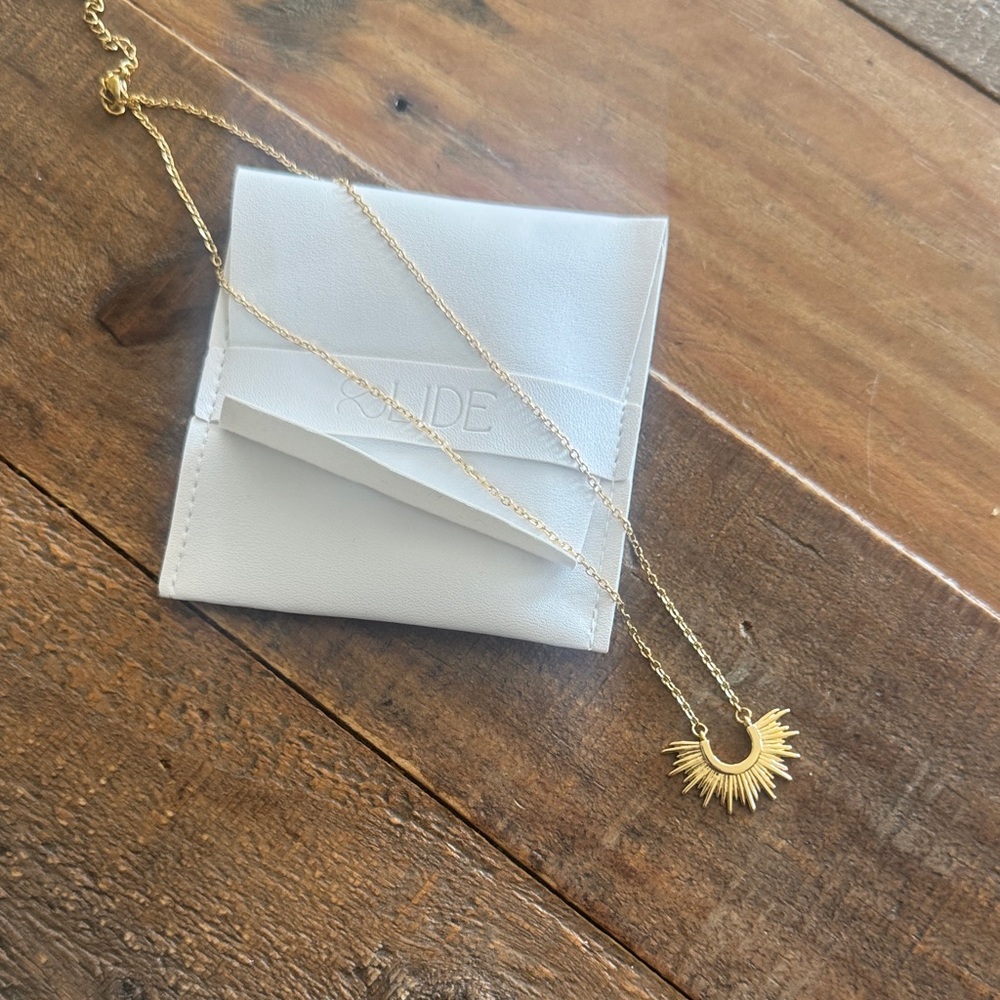 BRAND NEW Gold Radiant Necklace